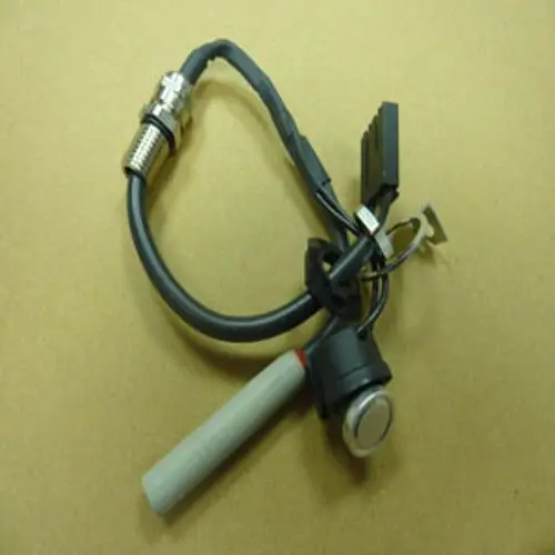Vorwärm-PTC-Düsenstock von Remeha mit mehreren Kabeln und Anschlüssen, einschließlich einem Stecker und einer runden Kopfkomponente.